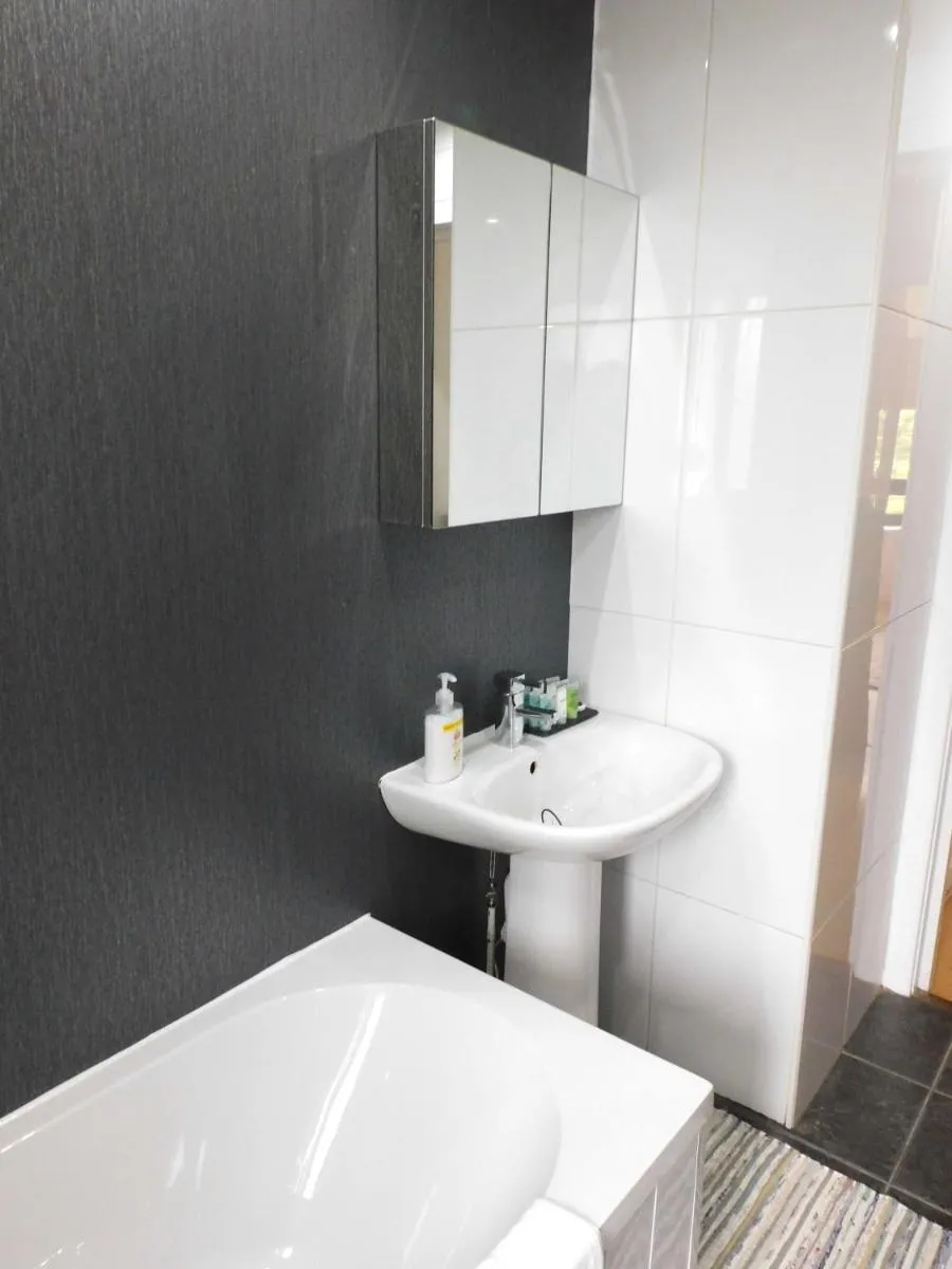 Image 4 of Charming 2 bed apt close to City and SEC Hydro