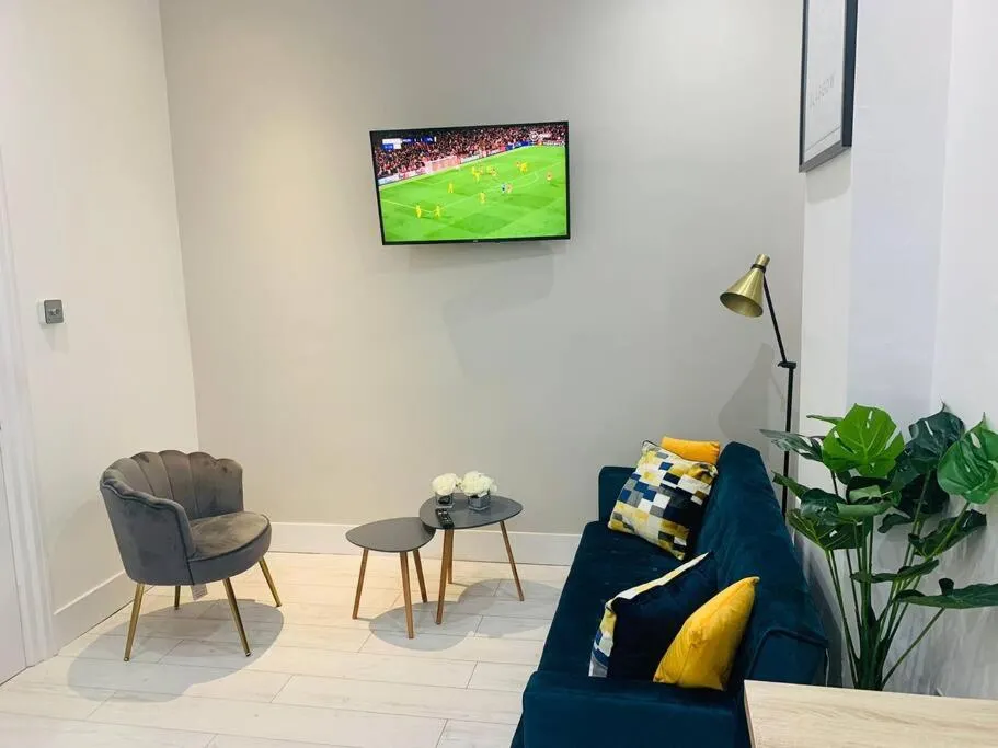 Image 5 of Cheerful 2 Bedroom Homely Apartment, Sleeps 4 Guest Comfy, 1x Double Bed, 2x Single Beds, Parking, Free WiFi, Suitable For Business, Leisure Guest,Glasgow, Glasgow West End, Near City Centre