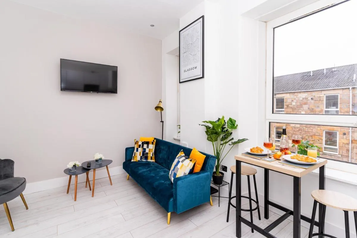 Image 2 of Cheerful 2 Bedroom Homely Apartment, Sleeps 4 Guest Comfy, 1x Double Bed, 2x Single Beds, Parking, Free WiFi, Suitable For Business, Leisure Guest,Glasgow, Glasgow West End, Near City Centre
