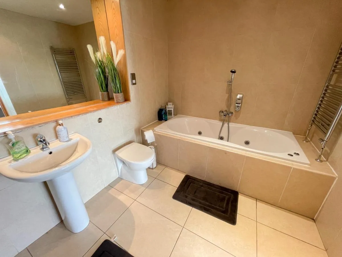 Image 6 of City Centre 2-Bed Apartment Parking Jacuzzi Bath