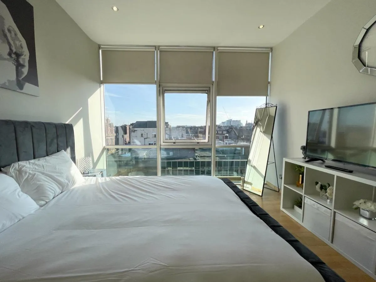 Image 1 of City Centre 2-Bed Apartment Parking Jacuzzi Bath