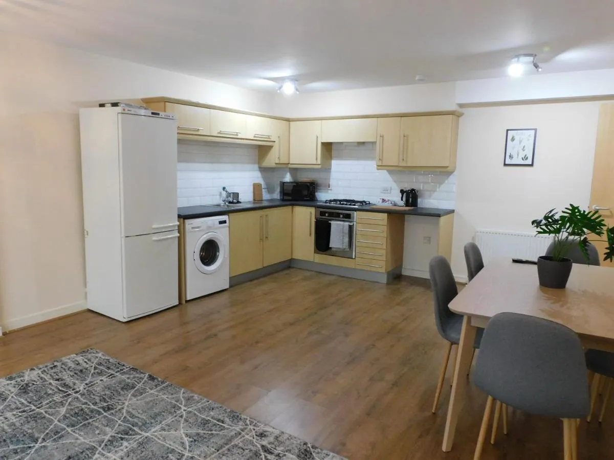 Image 2 of Fabulous 2 bed apt 10 mins from City Centre