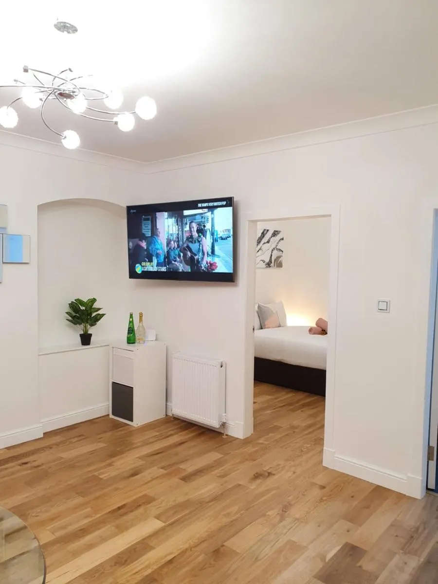 Image 4 of Glasgow Comfortable and Modern 3 Bedroom Mid Terraced Villa