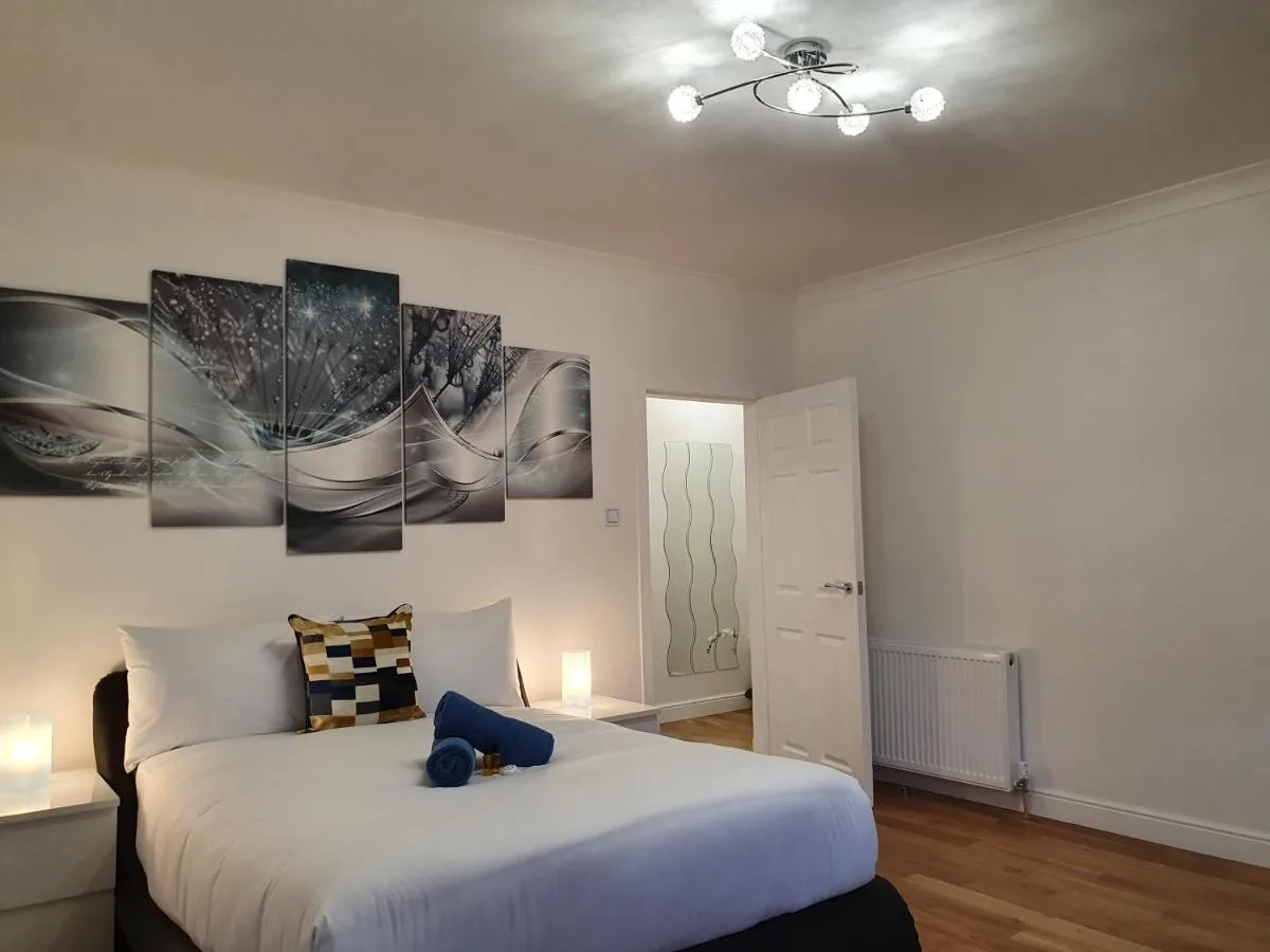 Image 5 of Glasgow Comfortable and Modern 3 Bedroom Mid Terraced Villa