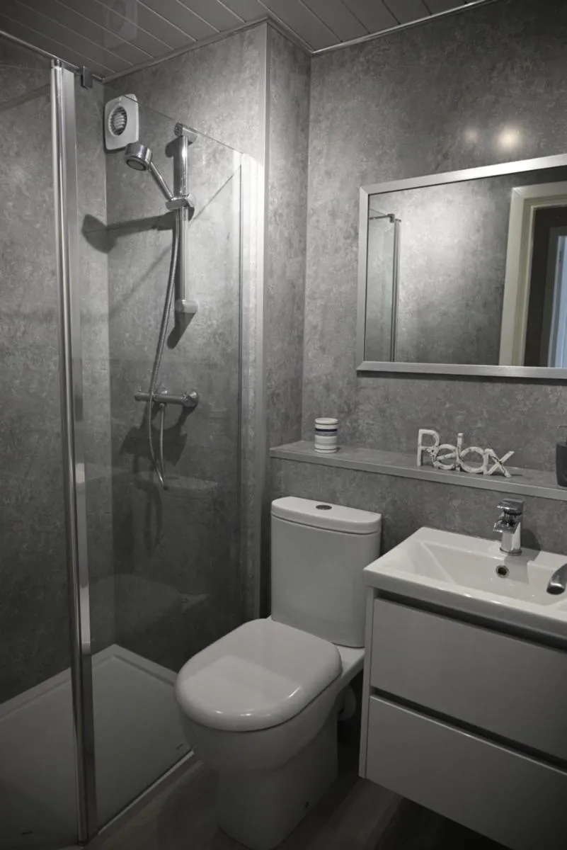 Image 2 of Ground Floor West End /City Centre / Rockvilla flat & Parking