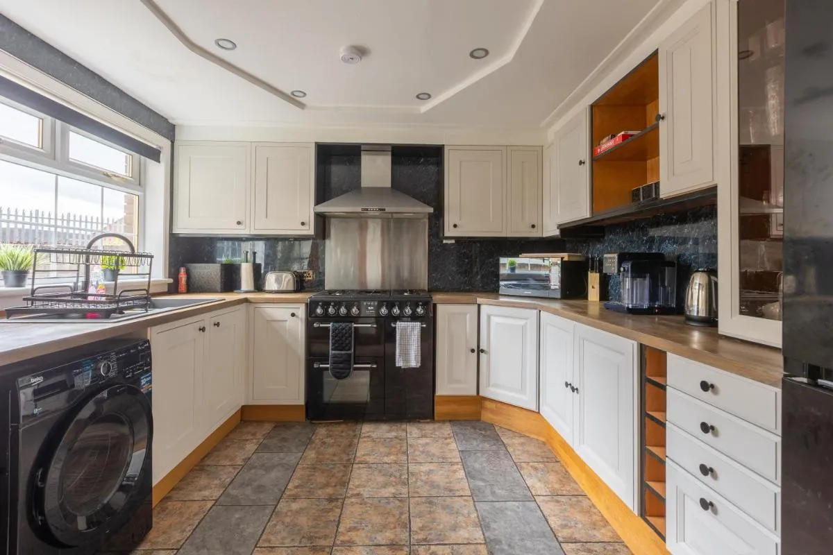 Image 3 of Ideal 3 Bed Home In Glasgow City With Free Parking