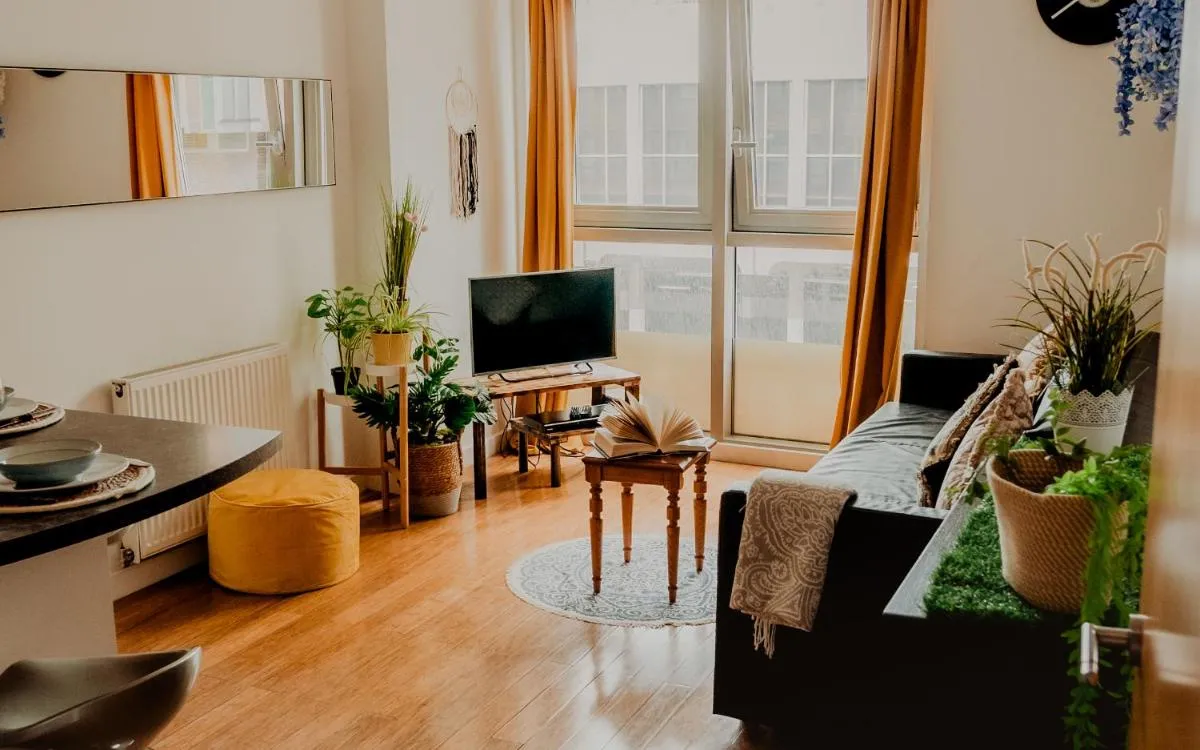 Image of Lovely Bohemian Apartment in Heart of City Life
