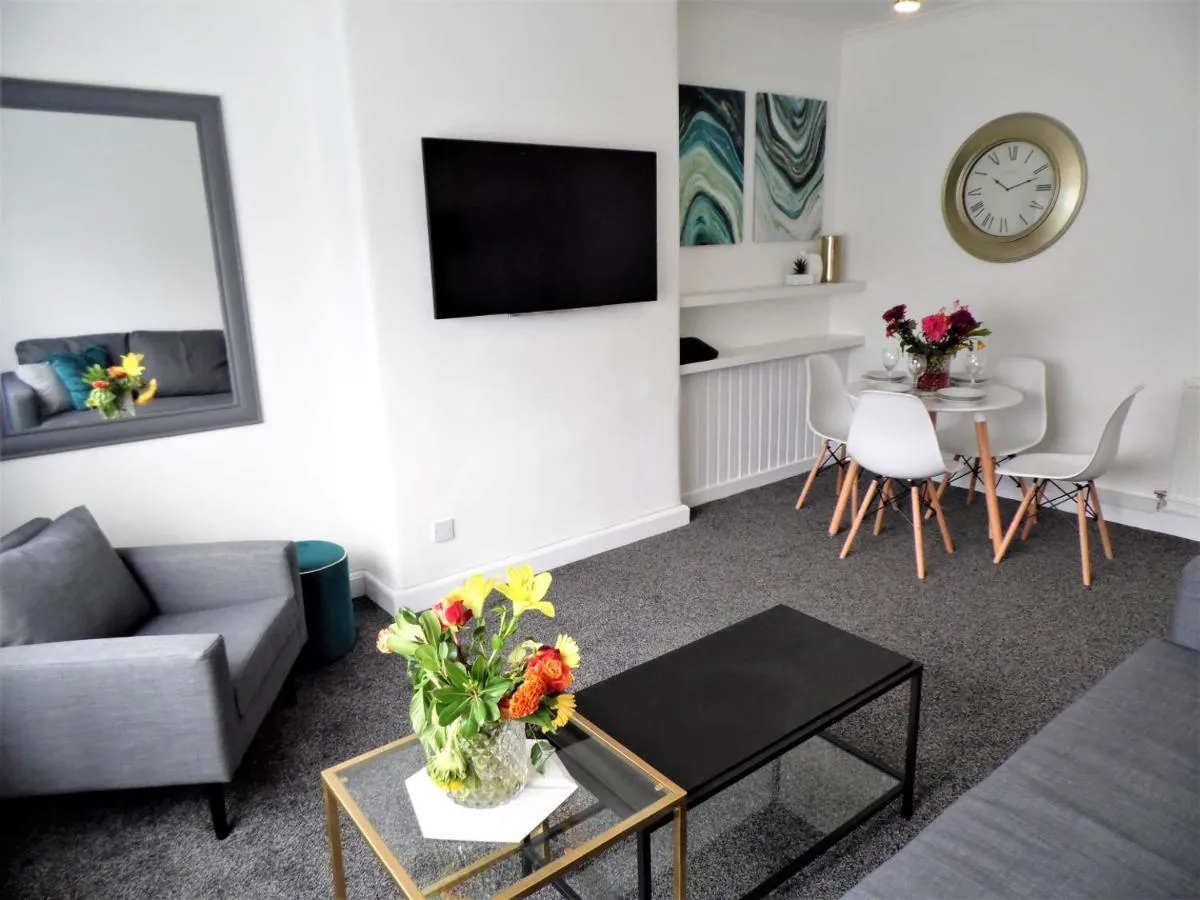 Image 4 of Penilee Upper Apartment