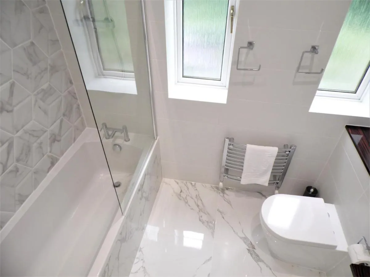 Image 2 of Penilee Upper Apartment