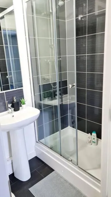 Image 4 of Stylish 2 bedroom Apartment / FREE Gated Parking