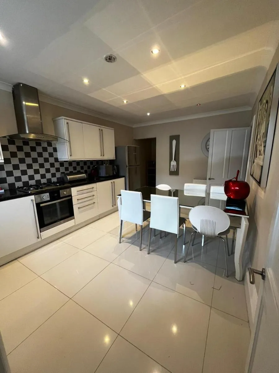 Image 4 of WEST END -Stunning, 2 bedroom, main door flat with private parking