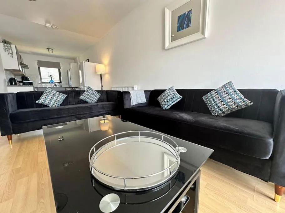 Image 2 of 2 Bed Entire Upper Cottage Flat in Central Glasgow