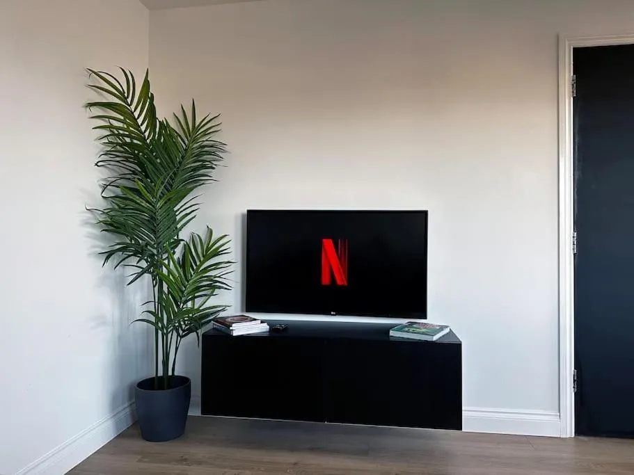 Image 5 of 3 Bedroom/3 Bathroom Large Flat Near OVO Hydro