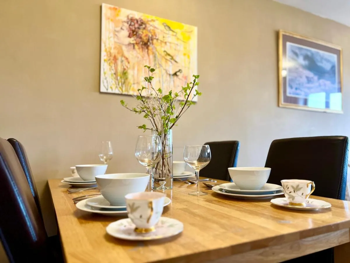 Image 4 of Beautiful & Spacious 2-Bed Flat in City Centre with Free Parking