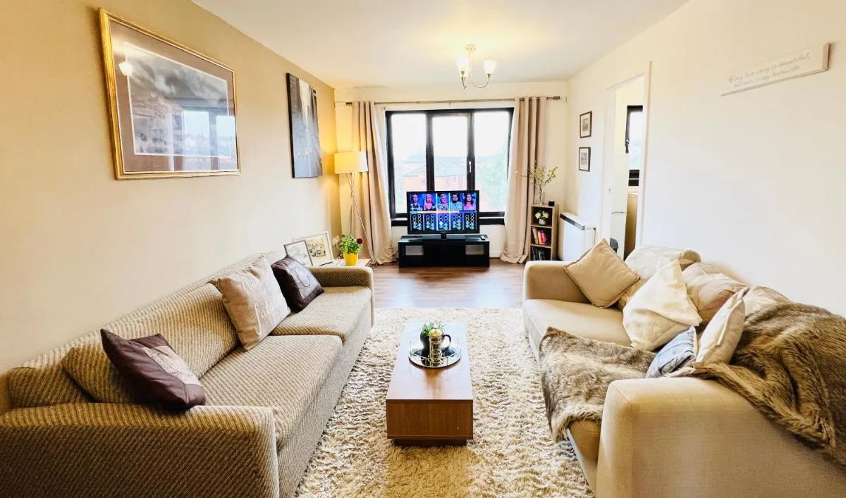 Image 1 of Beautiful & Spacious 2-Bed Flat in City Centre with Free Parking