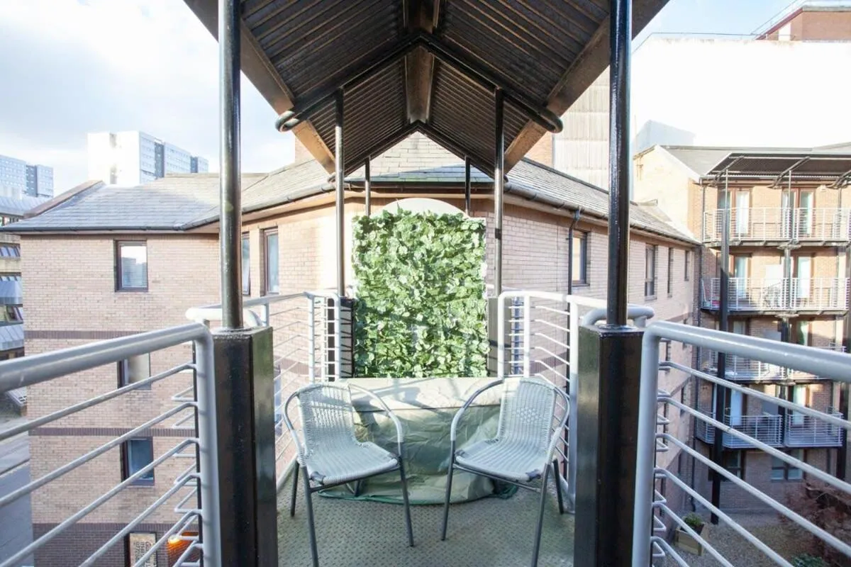 Image 4 of Bright Central Flat with Balcony and Free Parking