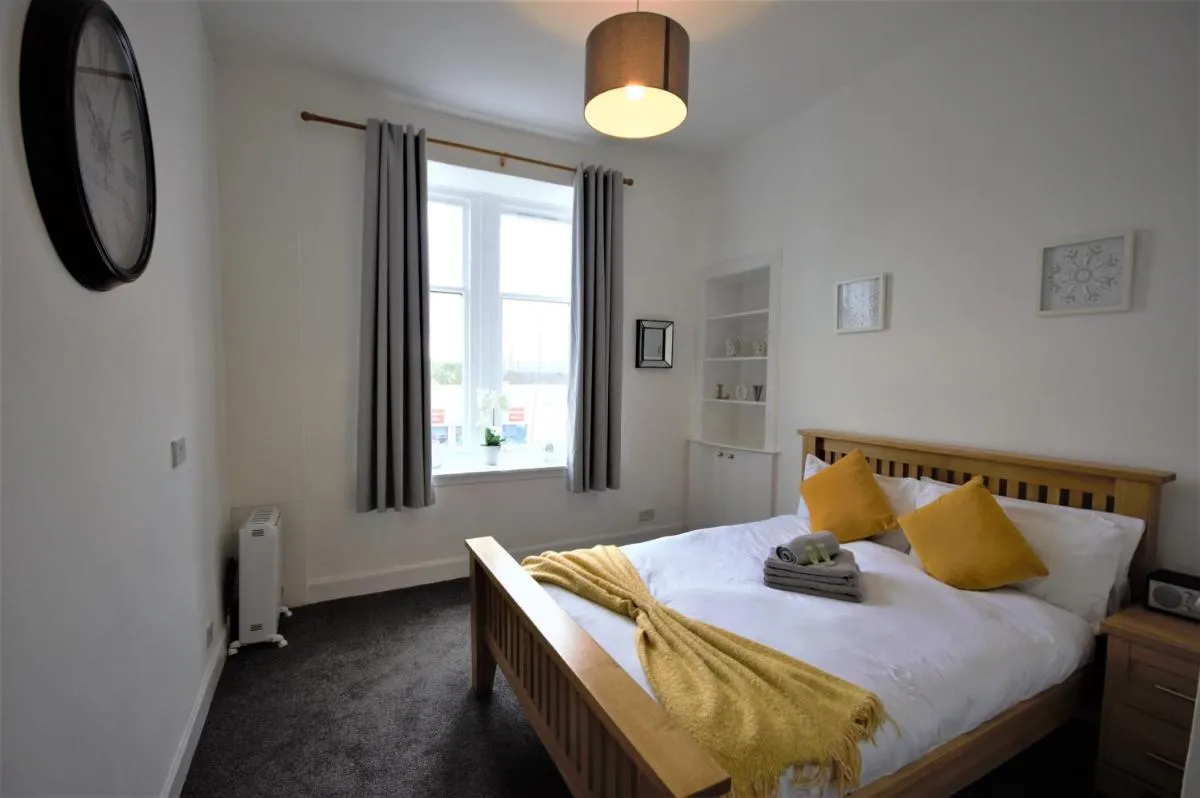 Image 1 of Bright and Cosy West End Apartment