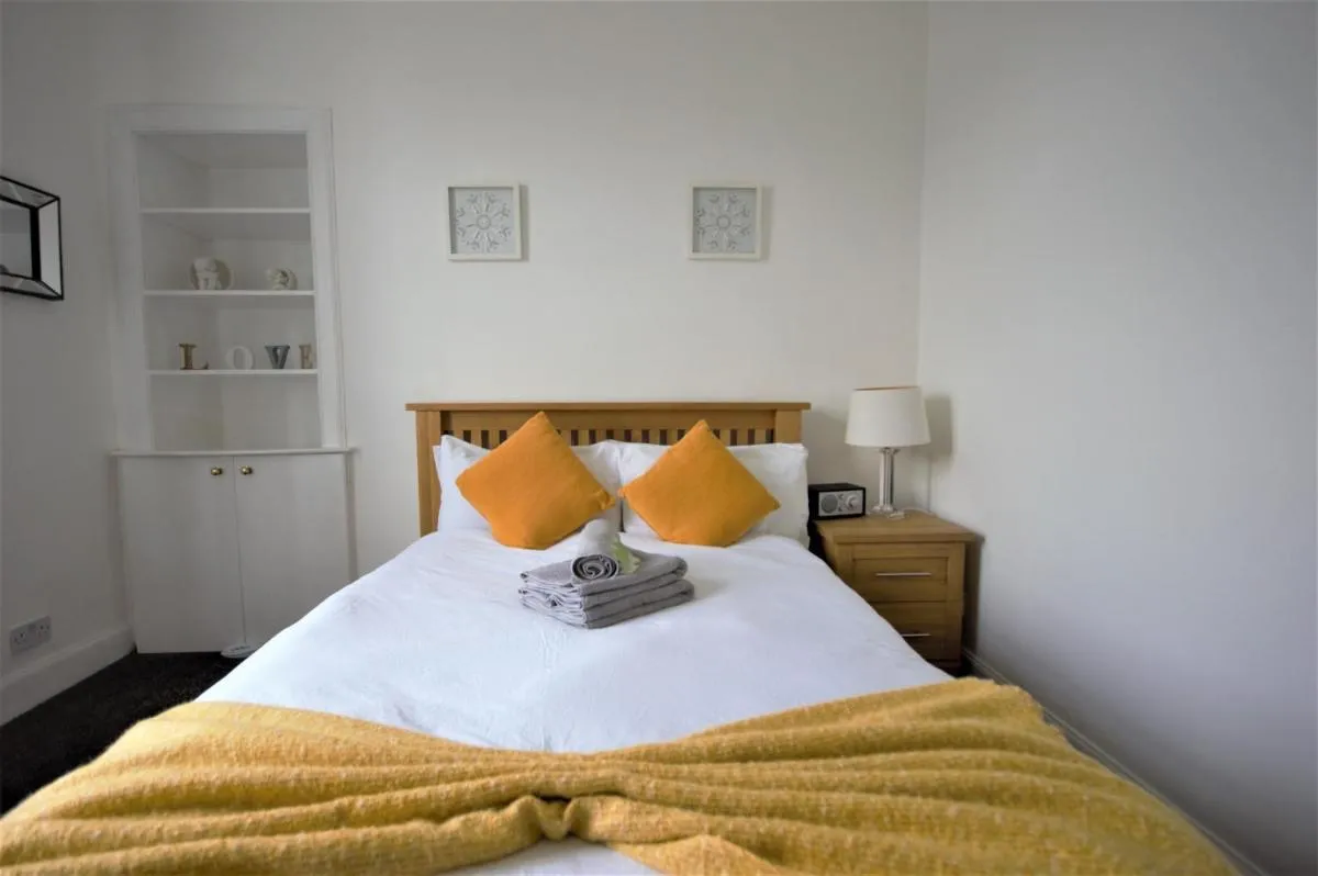 Image 2 of Bright and Cosy West End Apartment