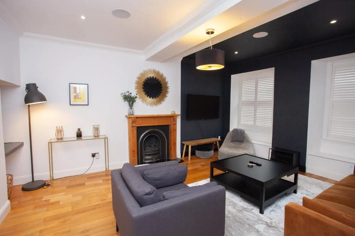 Image 1 of Charming Sandstone-Basement Apartment in West End