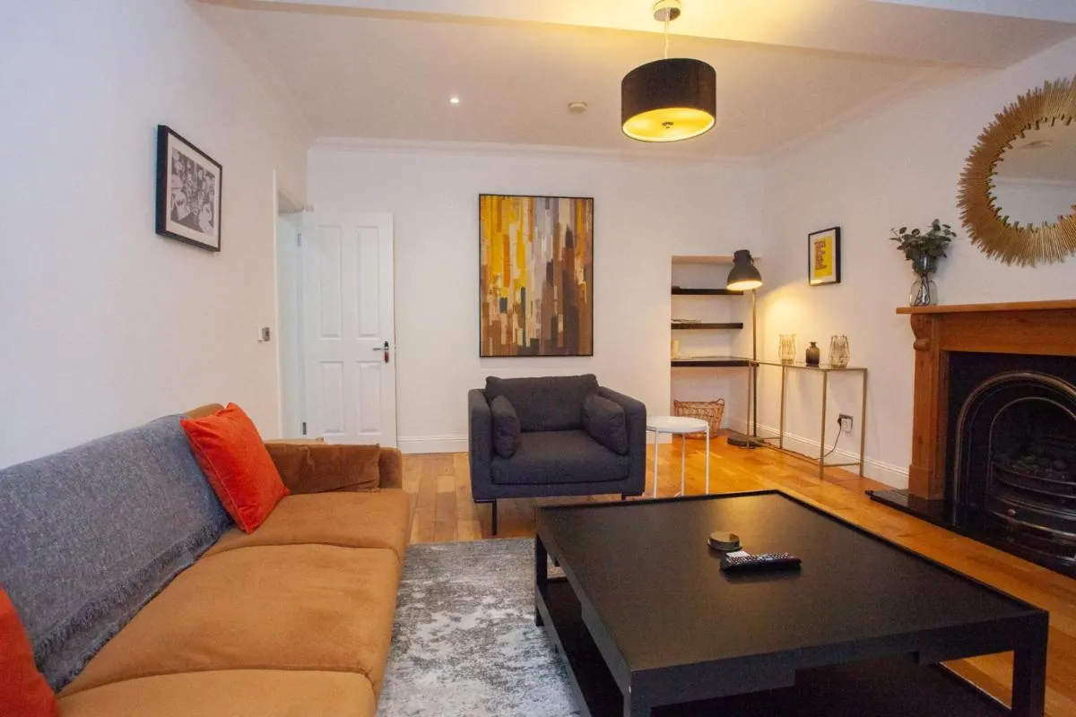 Image 5 of Charming Sandstone-Basement Apartment in West End