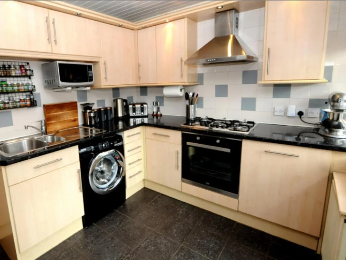 Image 2 of Cheerful One bedroom cottage with parking space.