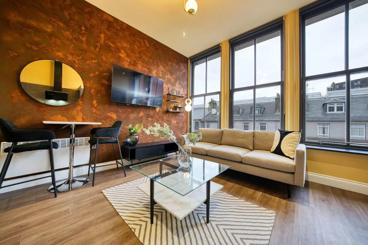 Image 2 of Cozy Central Station 1 Bed Apartment B8