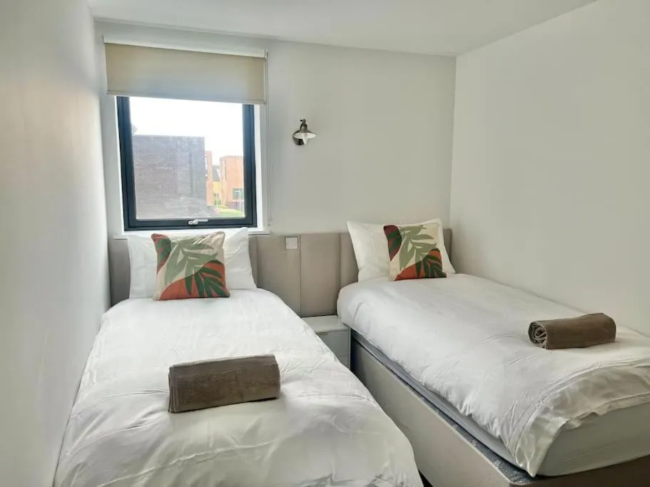 Image 1 of Glasgow Home – 5 Bedrooms 4 Bathrooms – Private Parking