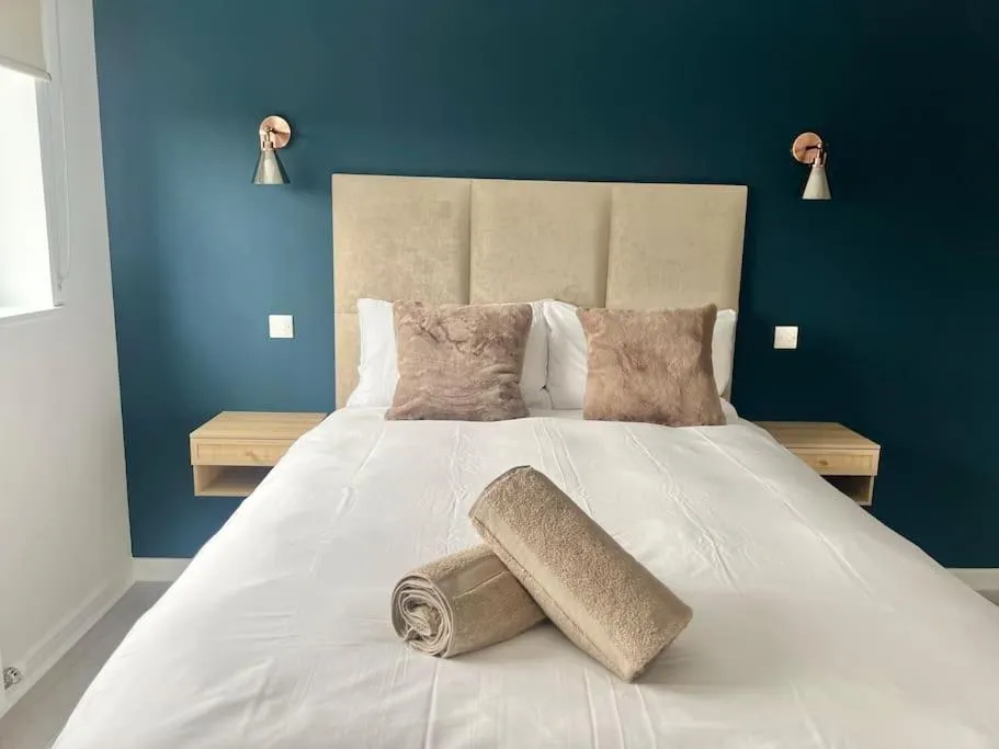 Image 2 of Glasgow Home – 5 Bedrooms 4 Bathrooms – Private Parking