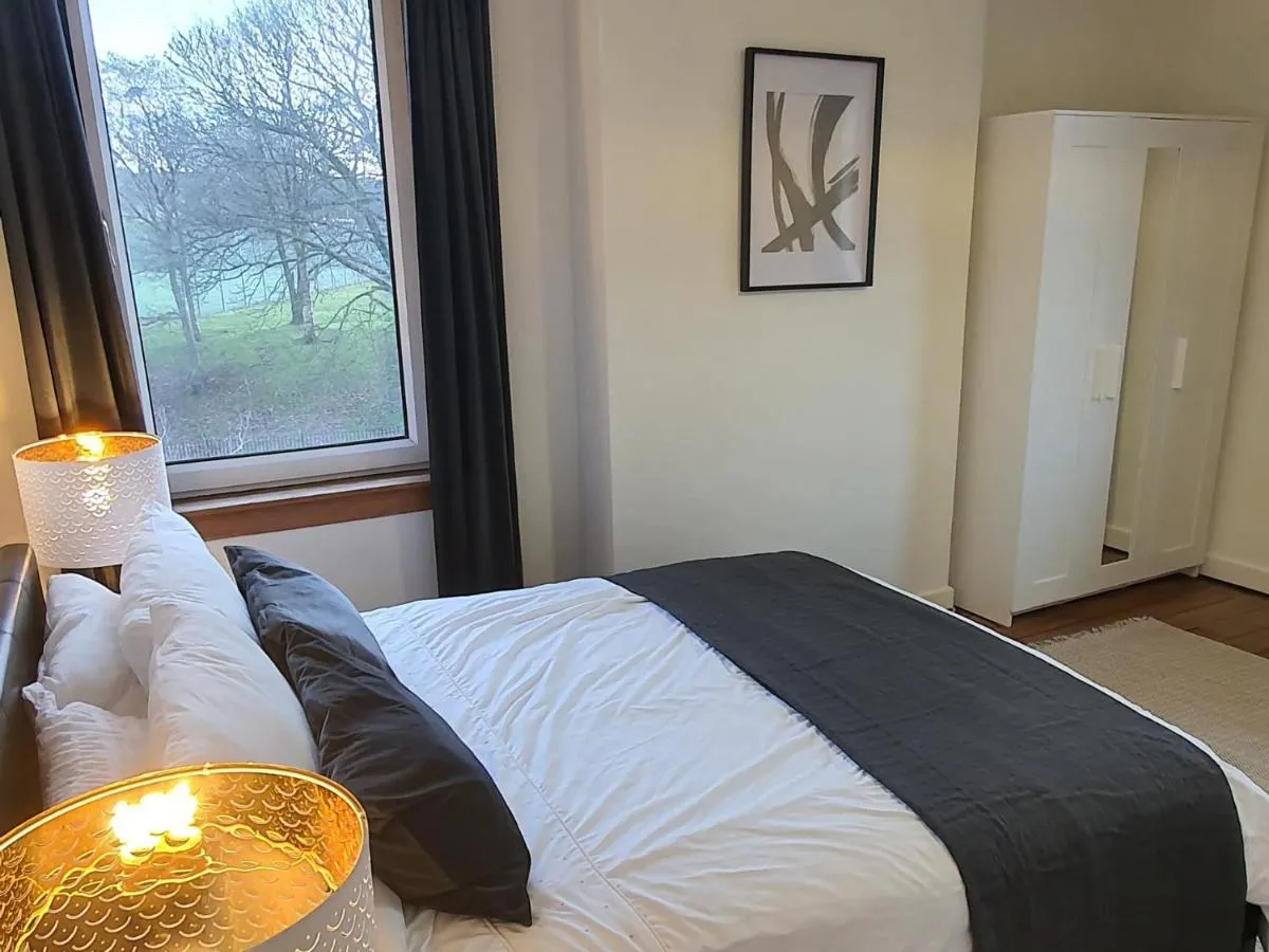 Image 5 of Large 3 Bed Apartment Glasgow West End Free Parking & Electric Vehicle point