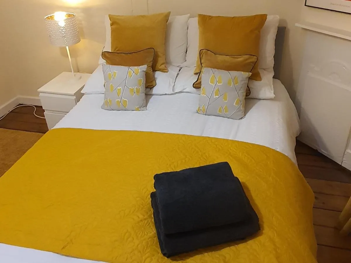 Image 2 of Large 3 Bed Apartment Glasgow West End Free Parking & Electric Vehicle point