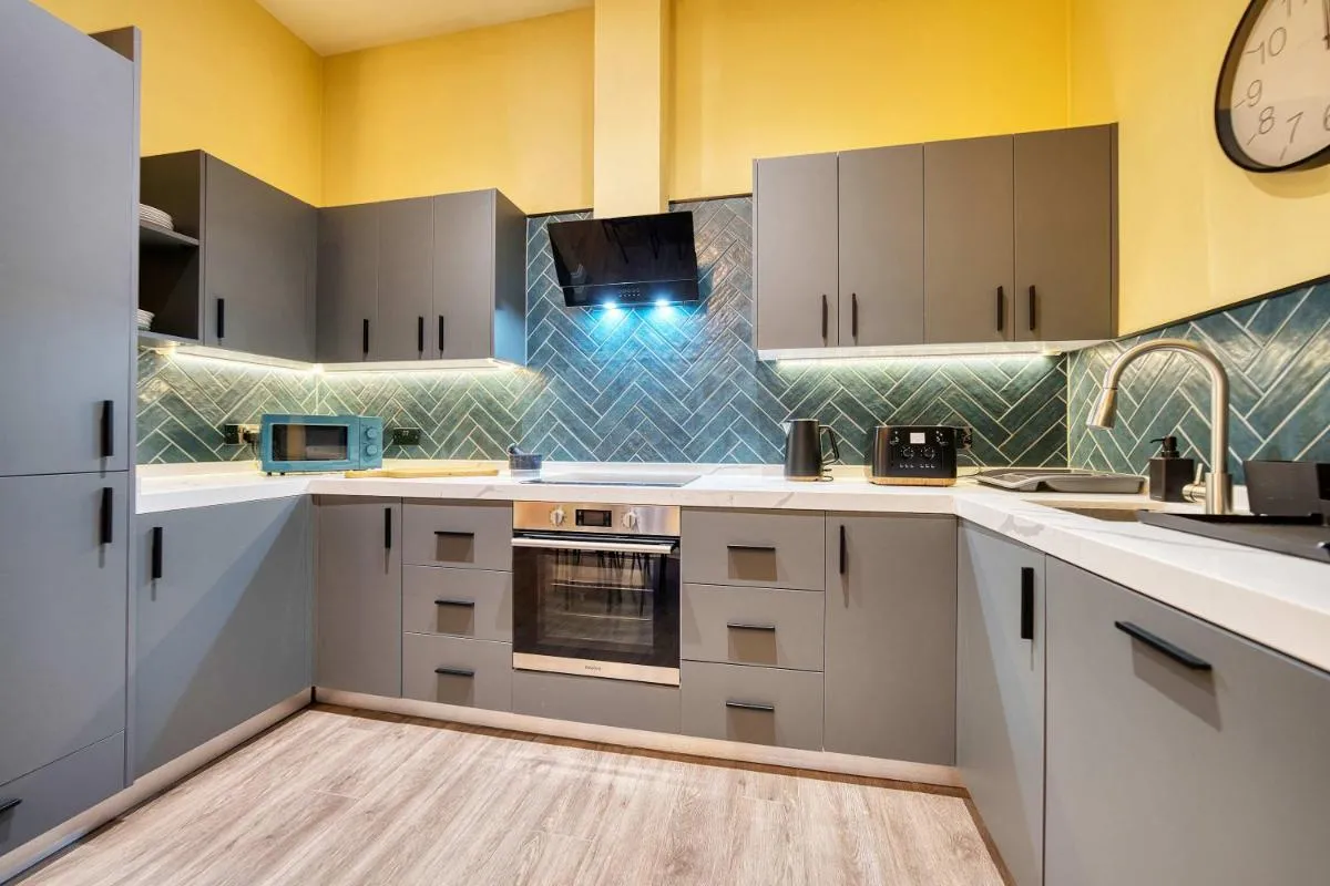 Image 2 of Large Central Station 2 Bed Apartment A2