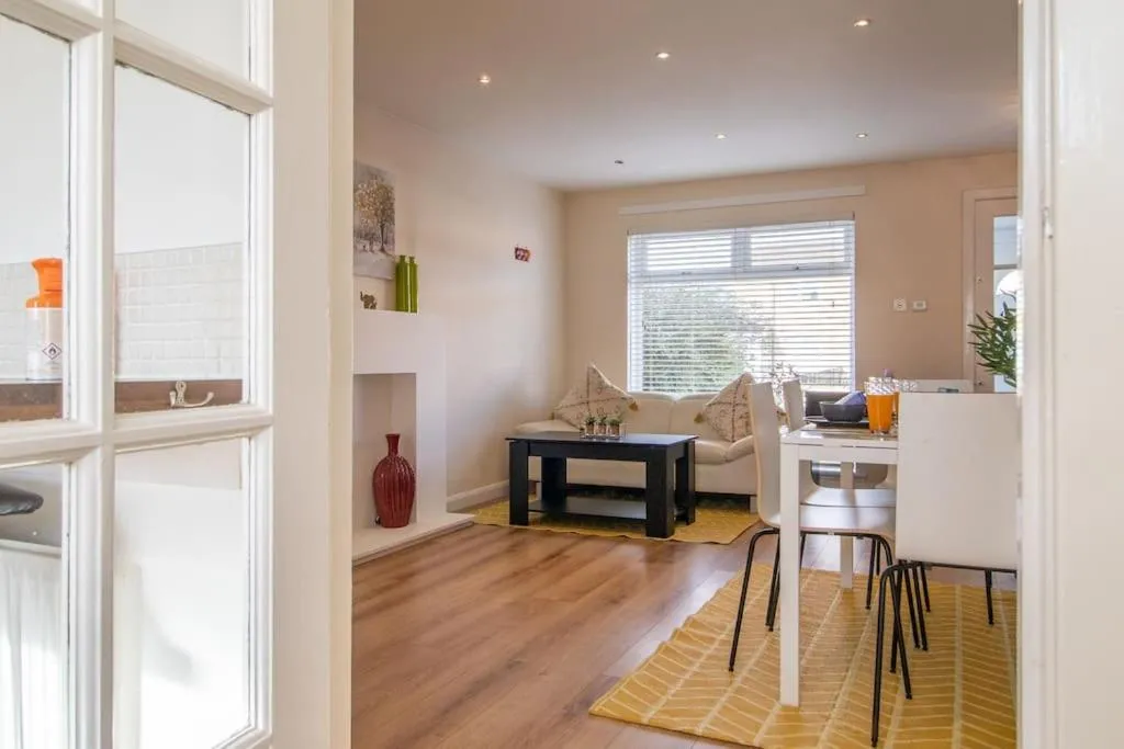 Image 3 of Lena House