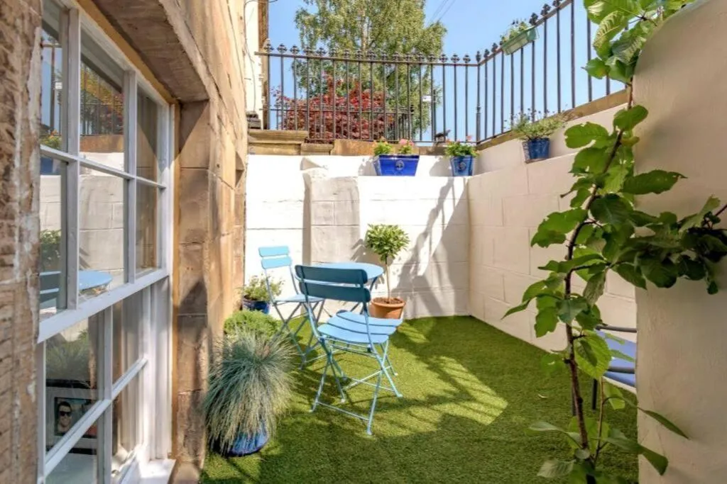 Image 1 of Lovely 2 Bedroom Garden Flat in trendy West End