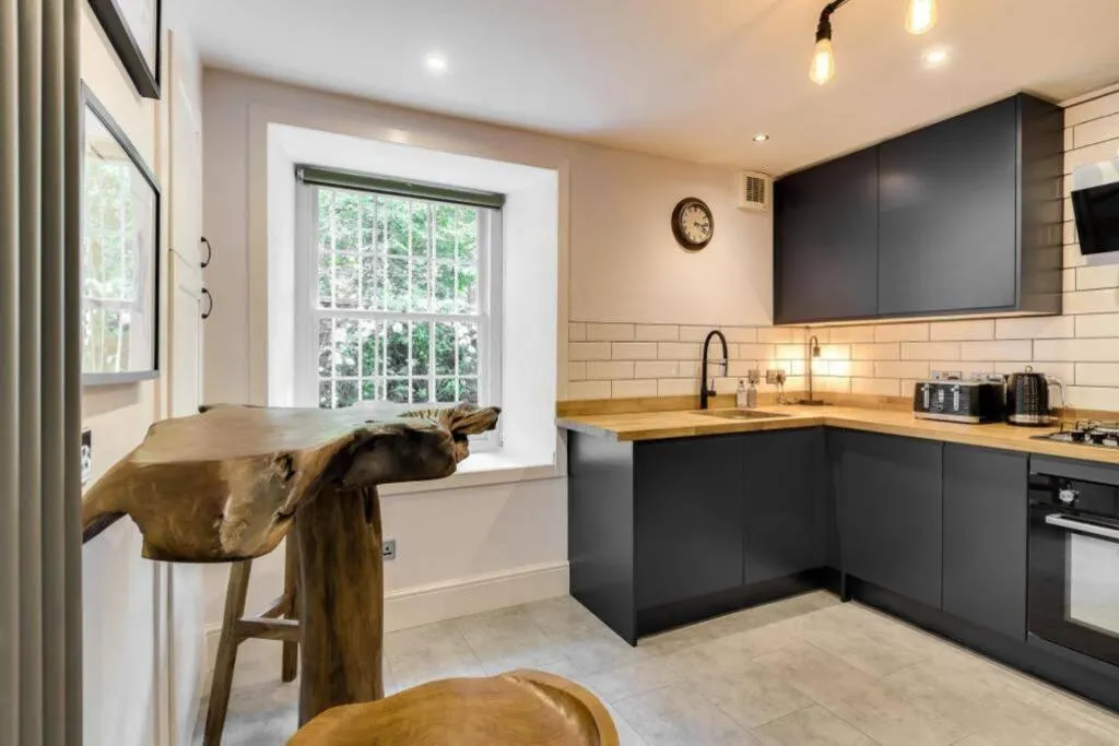 Image 5 of Lovely 2 Bedroom Garden Flat in trendy West End