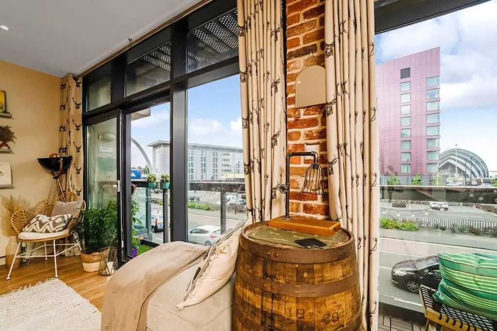 Image of Luxury Huge Modern Open Plan 2Bedroom Flat – Free Private Parking & Balcony located at the OVO Hydro and SEC Centre