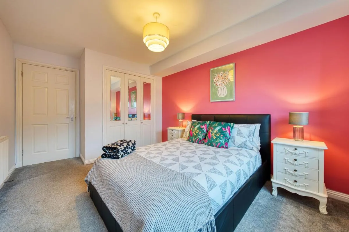 Image 2 of Modern 2 Bed Flat with Free Parking