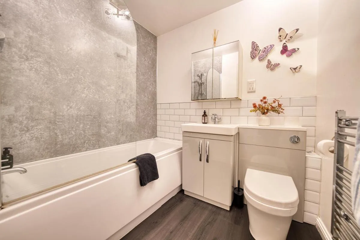 Image 5 of Modern 2 Bed Flat with Free Parking