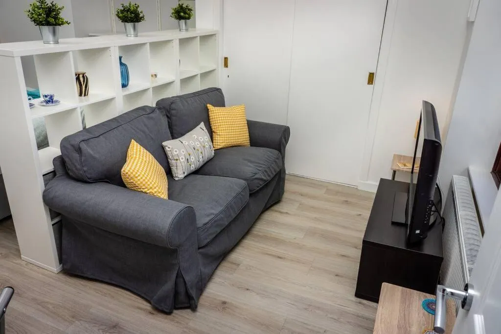 Image of Modern bright studio apartment in south Glasgow