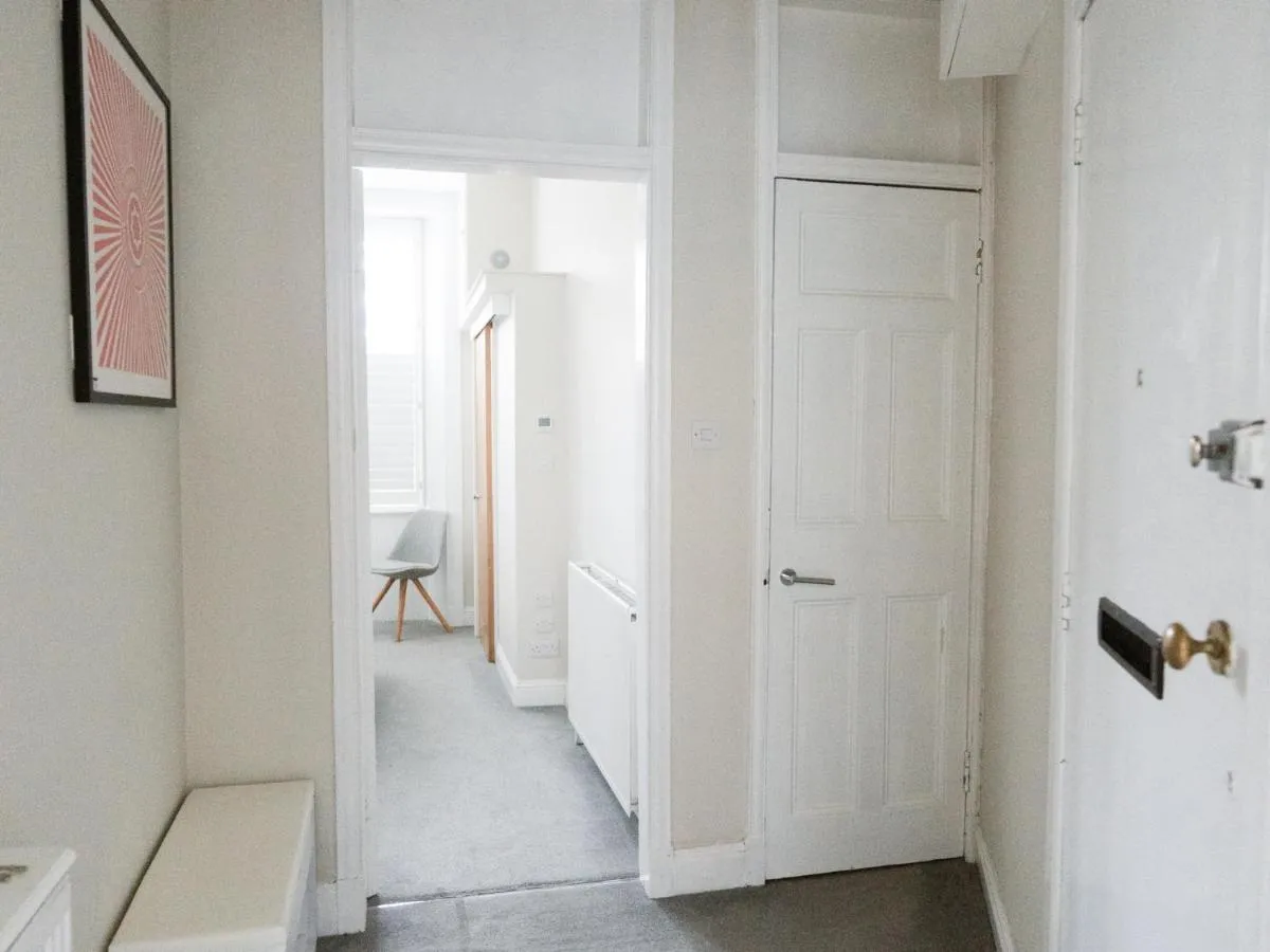 Image 3 of PER7-FM · Nice 1 Bed Ground Floor Flat, near Cessnock Subway