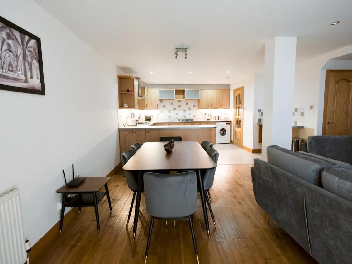 Image 2 of Pass the Keys Beautiful Unique 3Bed Mews Cottage House