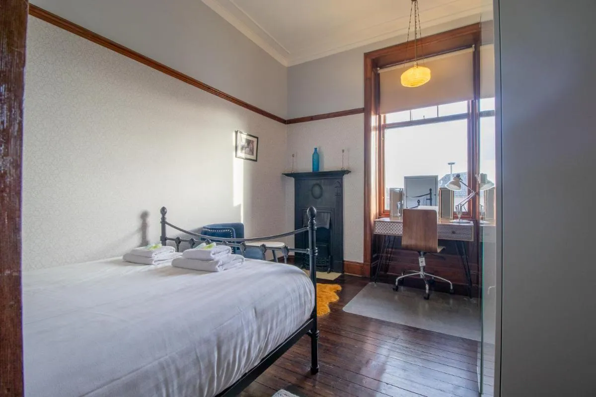 Image 6 of Pass the Keys Beautiful, traditional 2 bed flat w free parking