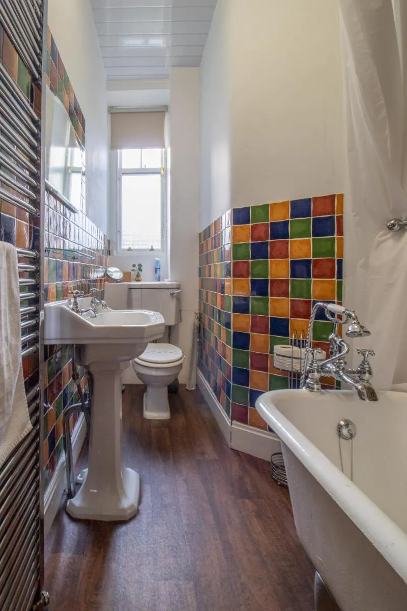 Image 4 of Pass the Keys Beautiful, traditional 2 bed flat w free parking