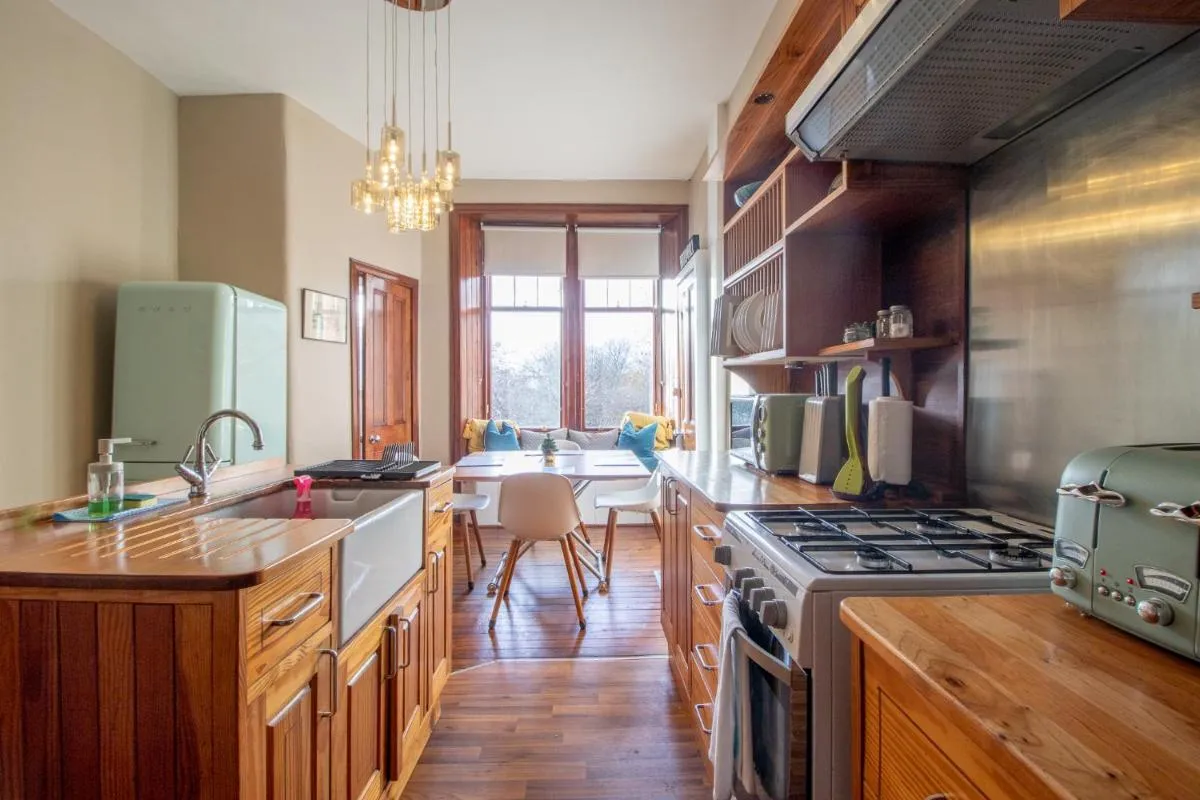 Image 2 of Pass the Keys Beautiful, traditional 2 bed flat w free parking