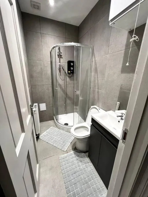 Image 1 of Queens Park Area, Beautiful vibrant ground floor Apartment Lovely