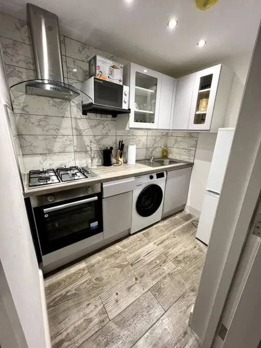 Image 6 of Queens Park Area, Beautiful vibrant ground floor Apartment Lovely