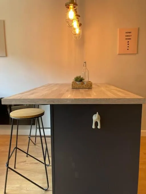 Image 5 of Rustic Top Floor West End Pad With Balcony, Parking next to Byers Road, Aston Lane, Glasgow Uni