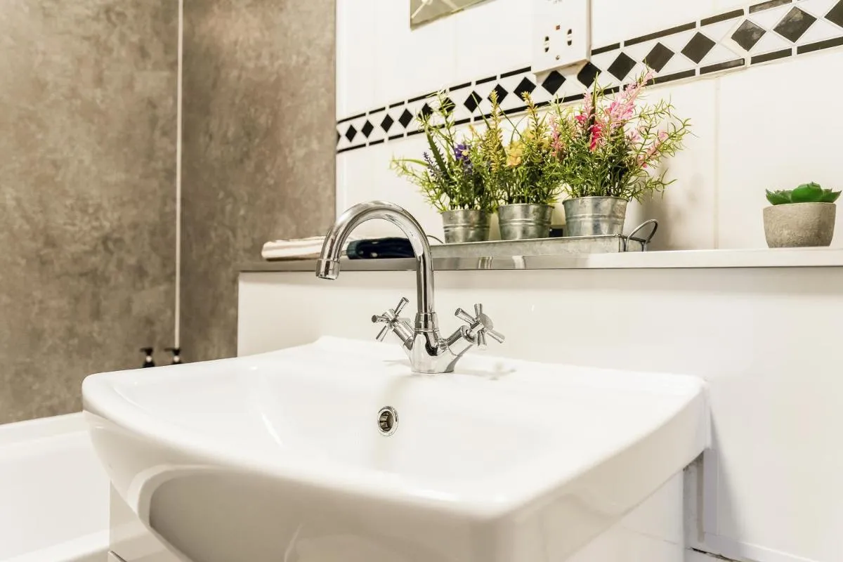 Image 6 of Spacious 2-Bedroom Main Door Apartment With Private Parking