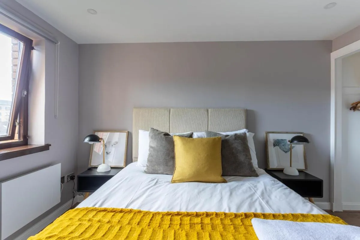 Image 2 of Stunning 1 Bed Merchant City Apartment with Parking