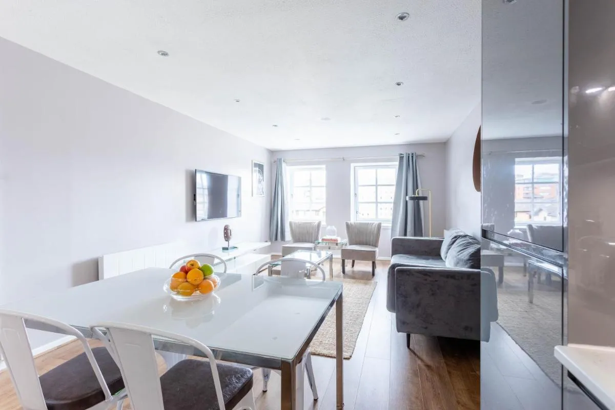 Image 4 of Stunning 2 Bed Merchant City Apartment with Residents Parking (Bell 2)