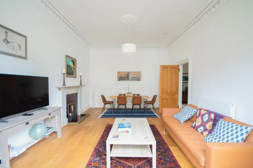 Image of Stunning 3 Bed Flat in the Heart of the West End
